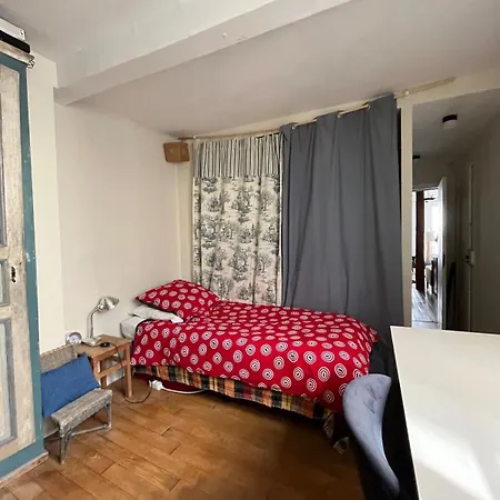 Typical Familial Old In Center Apartment Paris