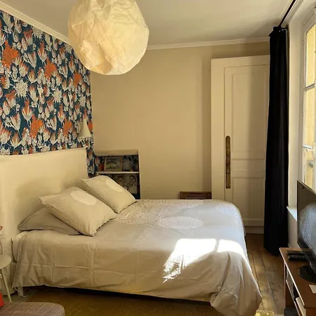Typical Familial Old In Center Apartment Paris